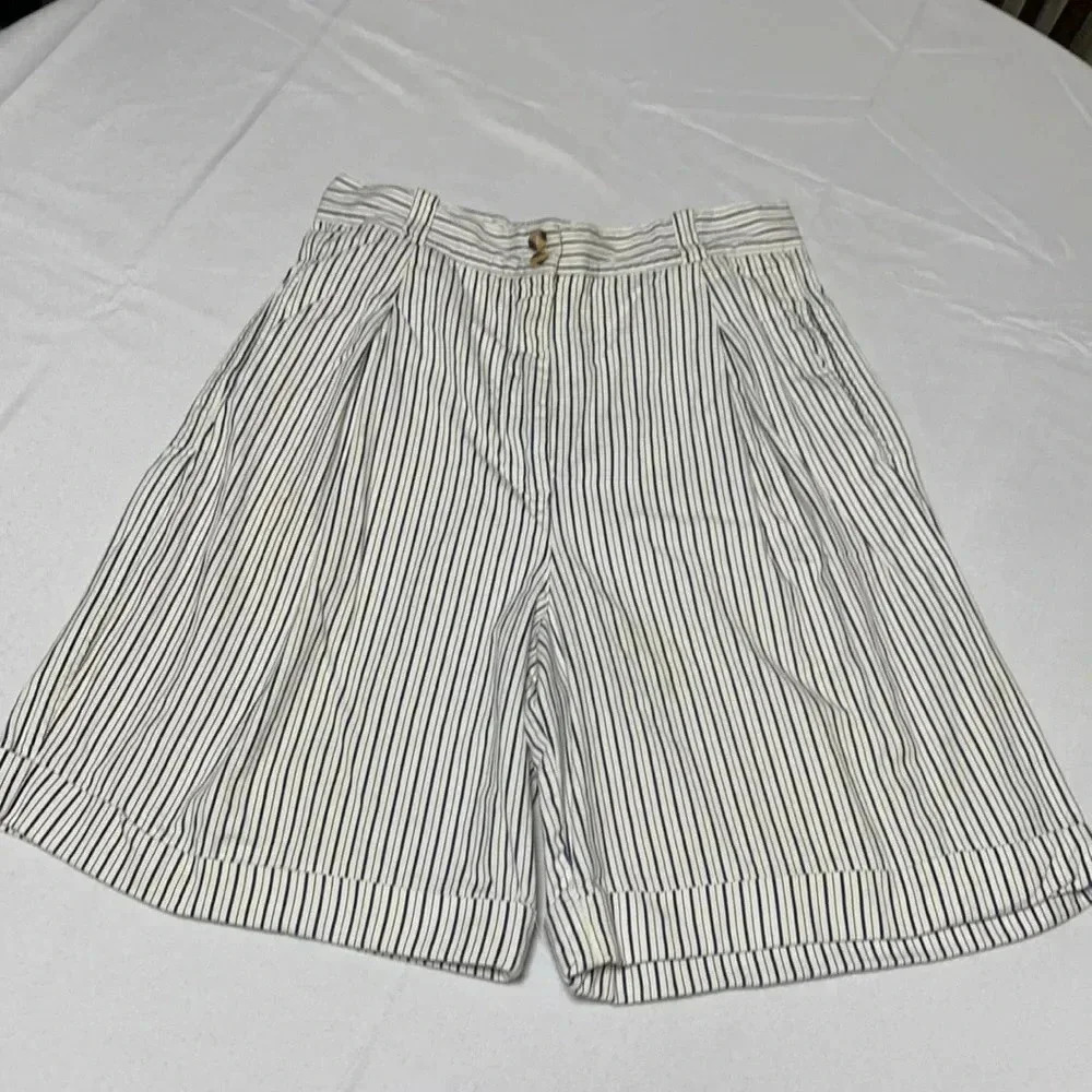 Lord &Taylor Women’s Bermuda shorts. Size 14